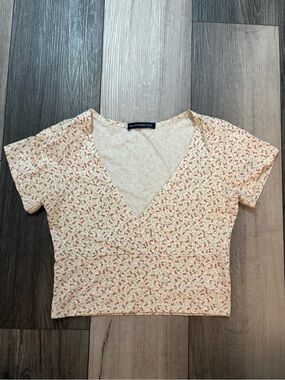 Brandy Melville  Floral V-Neck Cropped Top in Cream and Pink